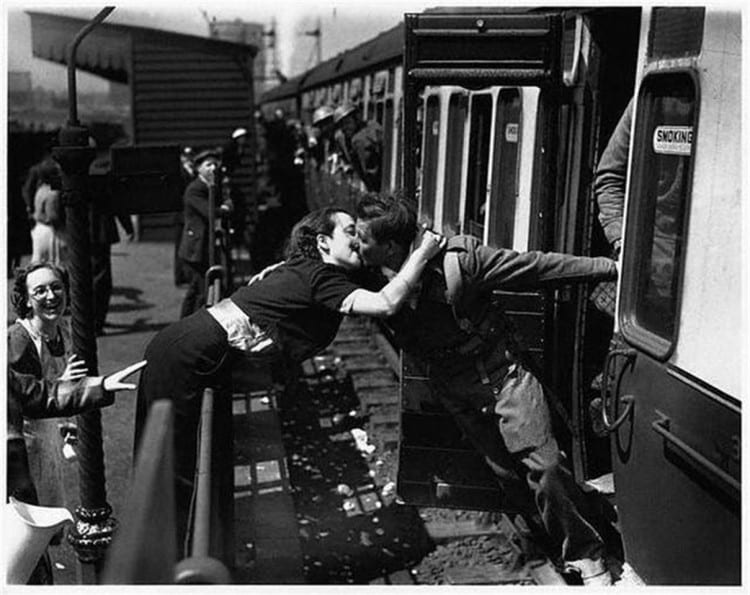 Le baiser à un soldat avant le départ pendant la seconde guerre mondiale