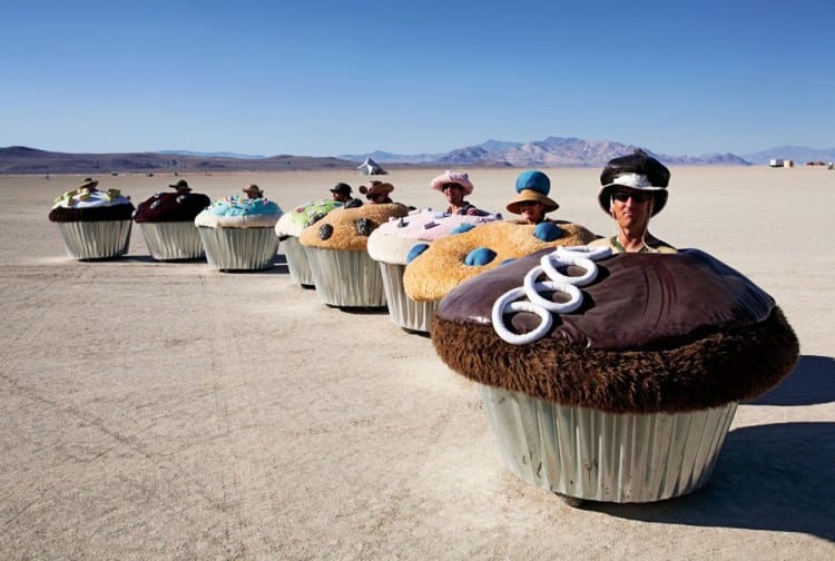 © NK Guy/TASCHEN GmbH  Légende: Cupcake Cars, 2006, by Lisa Pongrace, Greg Solberg and the Acme Muffineering team.  Rolling cupcake and muffin vehicles roam the vast expanse of Nevada’s Black Rock Desert at the Burning Man art festival, 2006. Each car is unique, and made as a personal project by its respective owner, in collaboration with fellow muffineers.