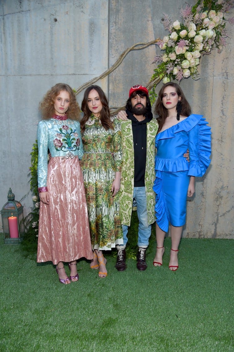 Les égéries de Gucci Bloom entoure le DA de la marque Petra Collins, Dakota Johnson, Alessandro Michele et Hari Nef 