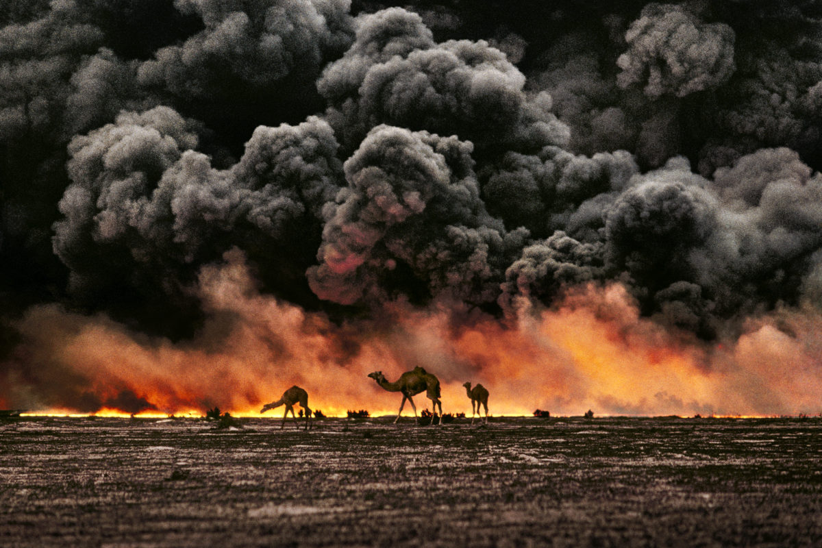Al Ahmadi oil field, Kuwait, 1991 © Steve McCurry (2)